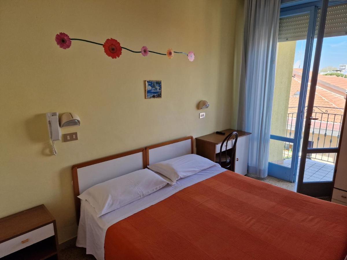 Hotel Clara Rimini Exterior foto